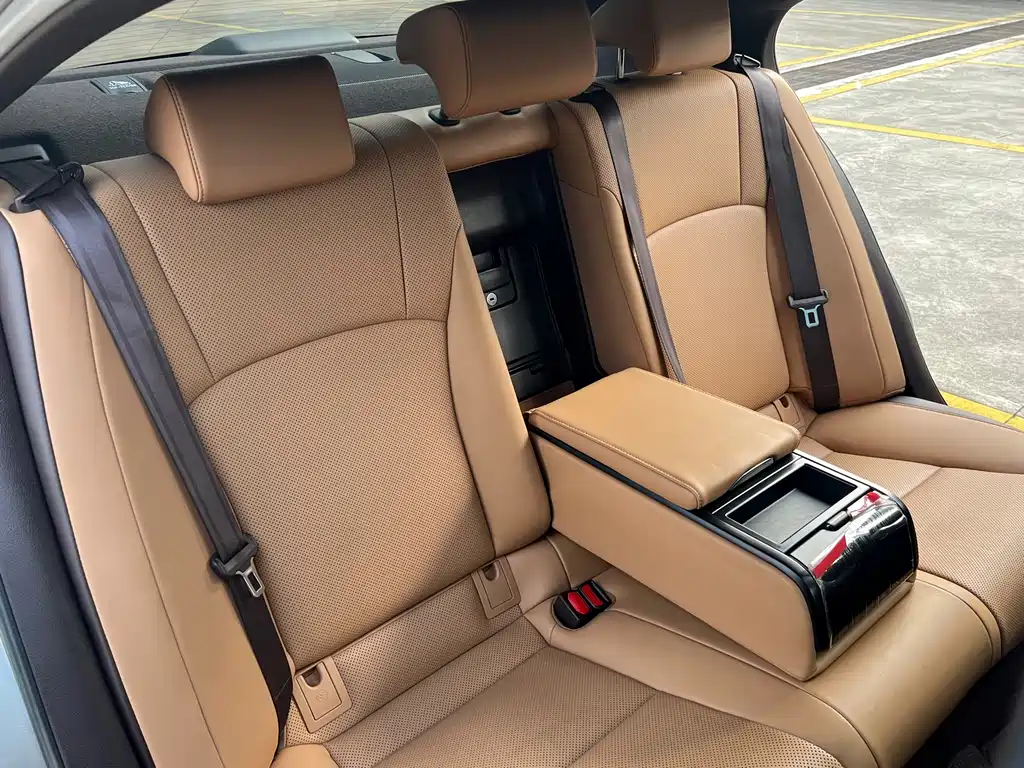 Lexus ES 2019 — фото 18
