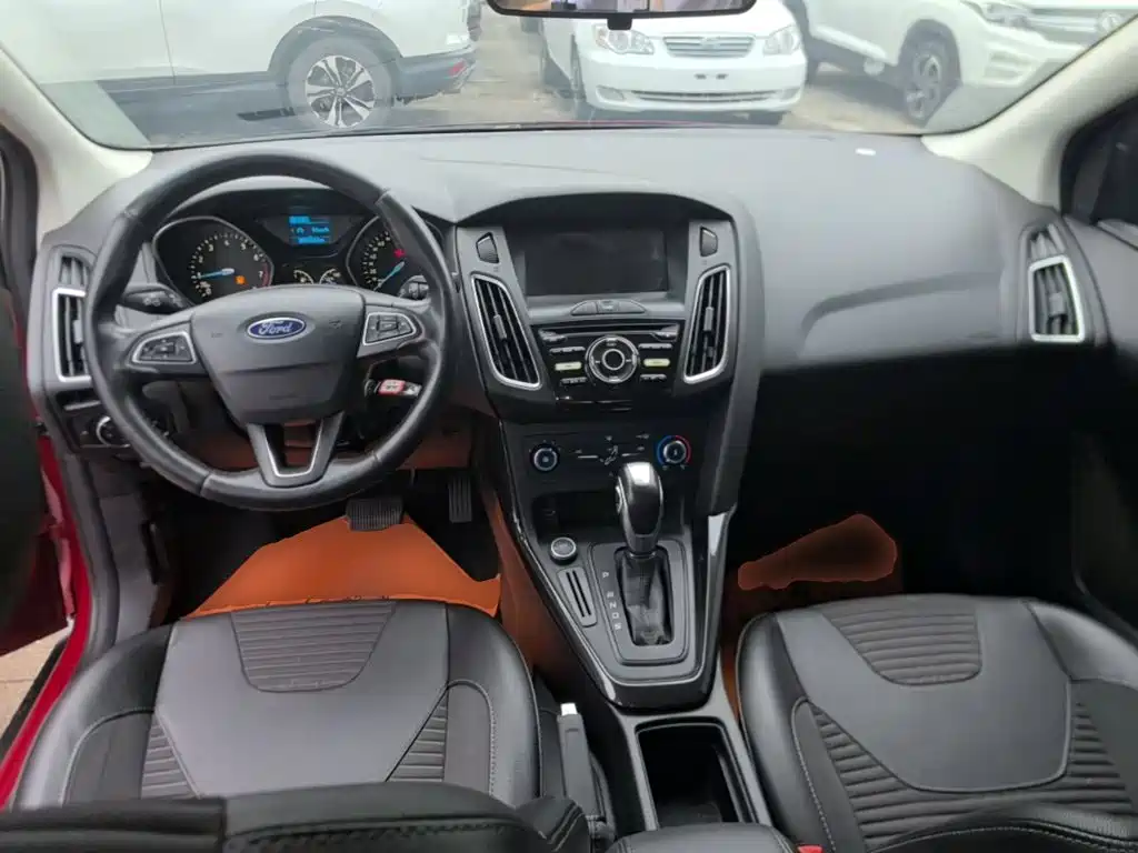 Ford Focus 2018 — фото 10