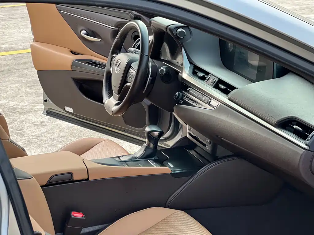 Lexus ES 2019 — фото 23