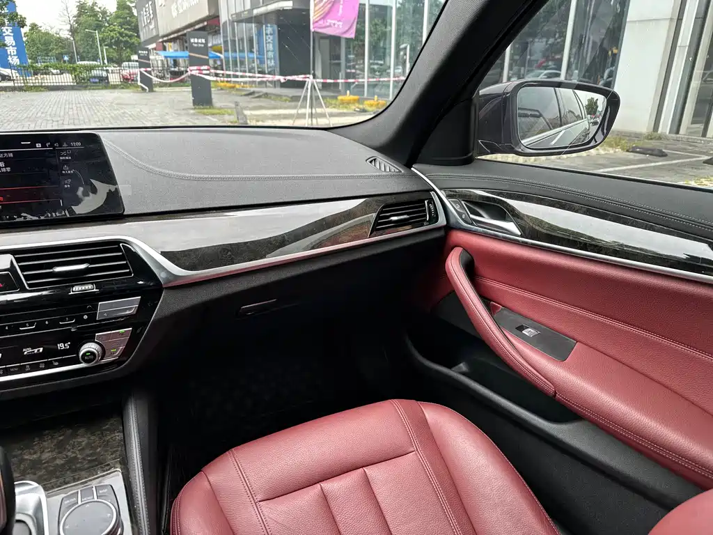 BMW 5 Series 2019 — фото 14