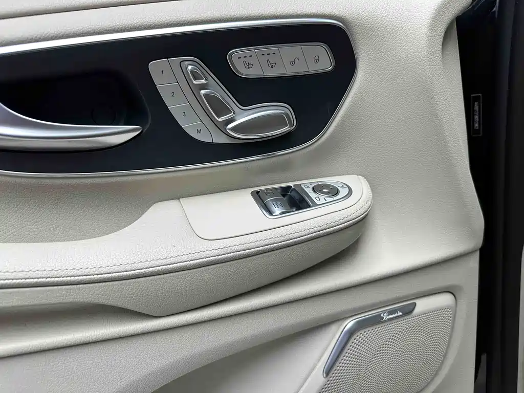 Mercedes-Benz V-Class 2017 — фото 16