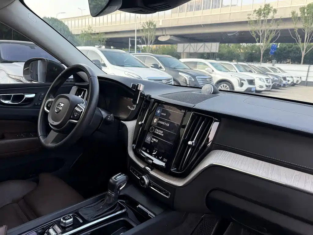 Volvo XC60 2020 — фото 11