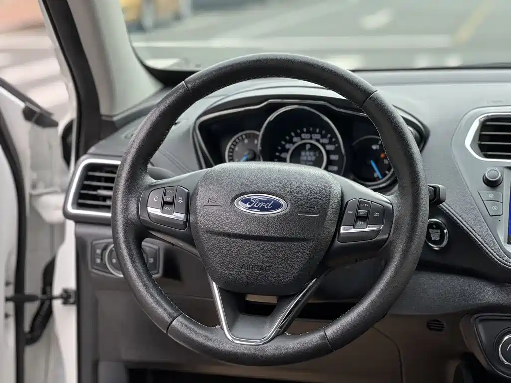 Ford Escort 2019 — фото 11