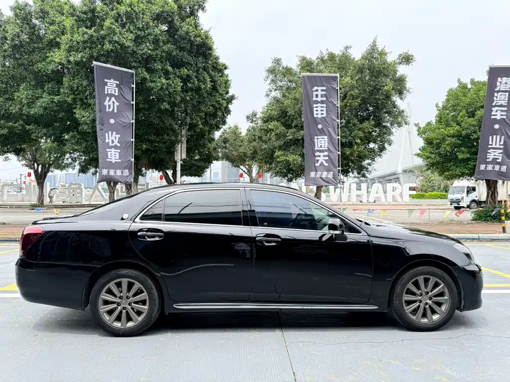 Toyota Crown 2011
