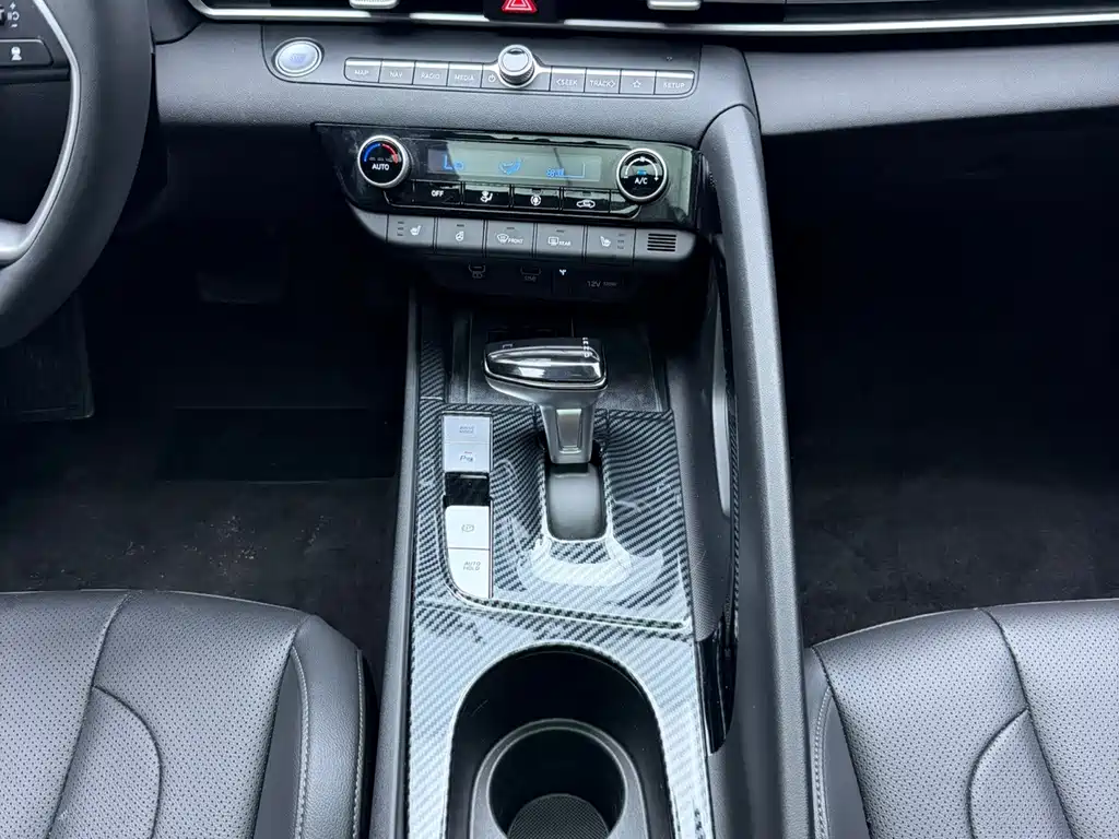 Hyundai Elantra 2023 — фото 16