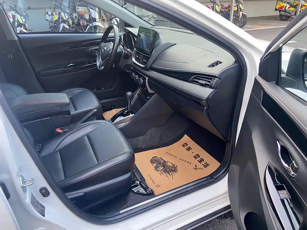 Toyota Yaris L 2023 — фото 13