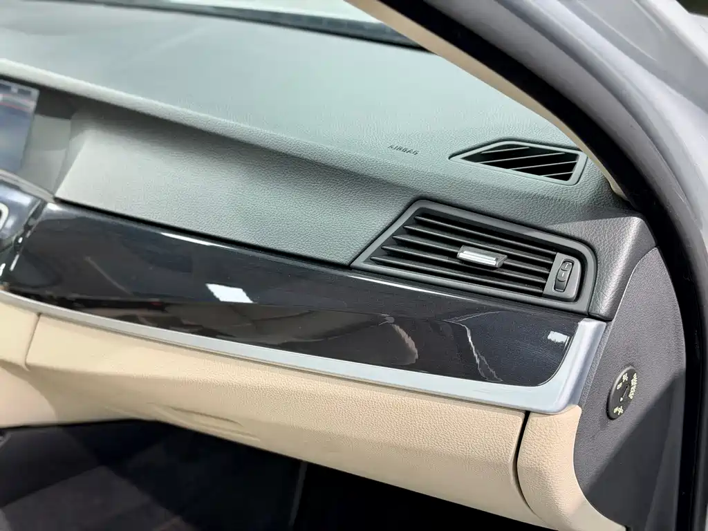 BMW 5 Series 2011 — фото 13