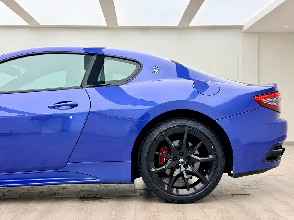 Maserati GranTurismo 2015 — фото 9