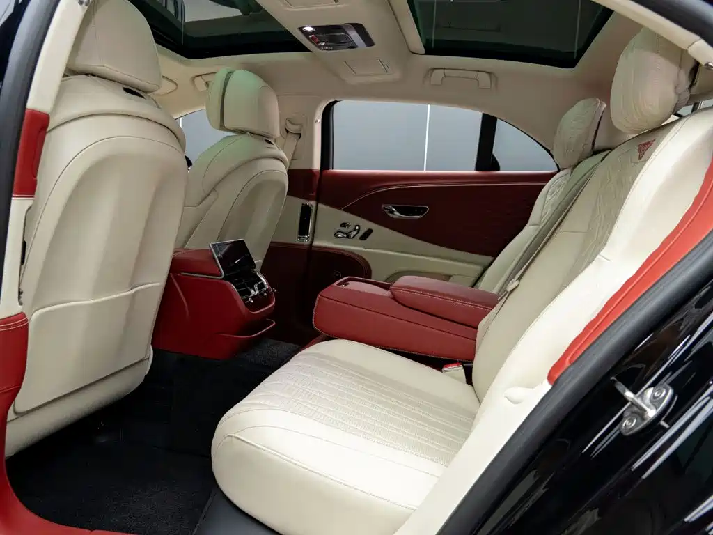 Bentley Flying Spur 2025 — фото 15