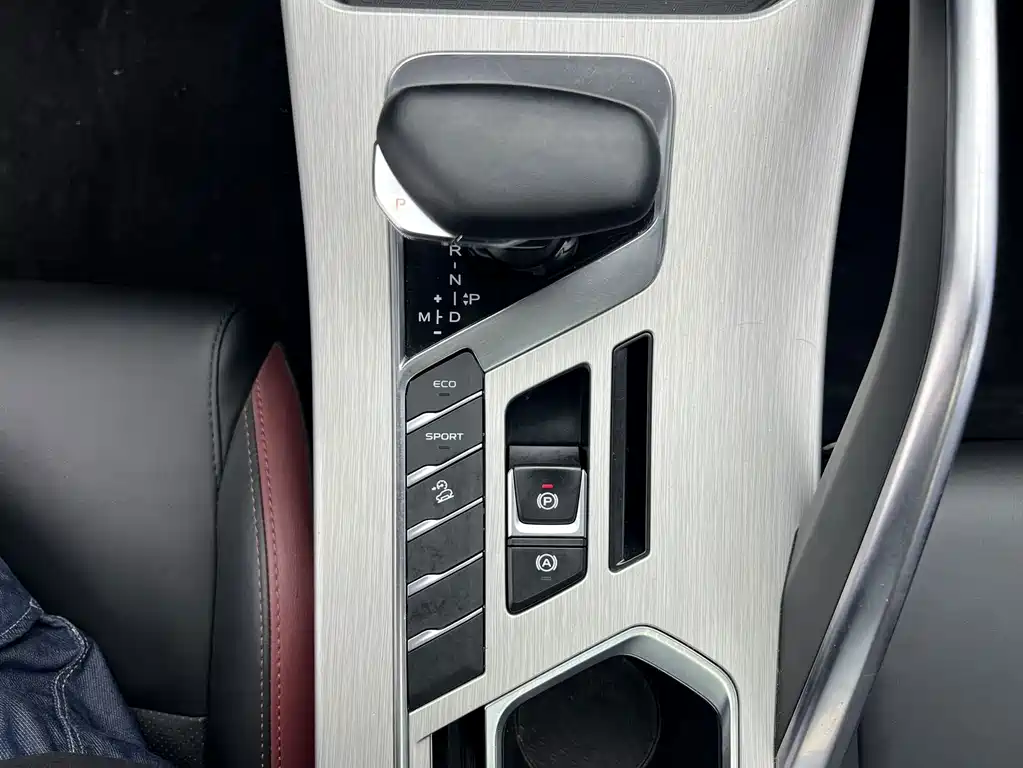 Geely Binyue 2022 — фото 11