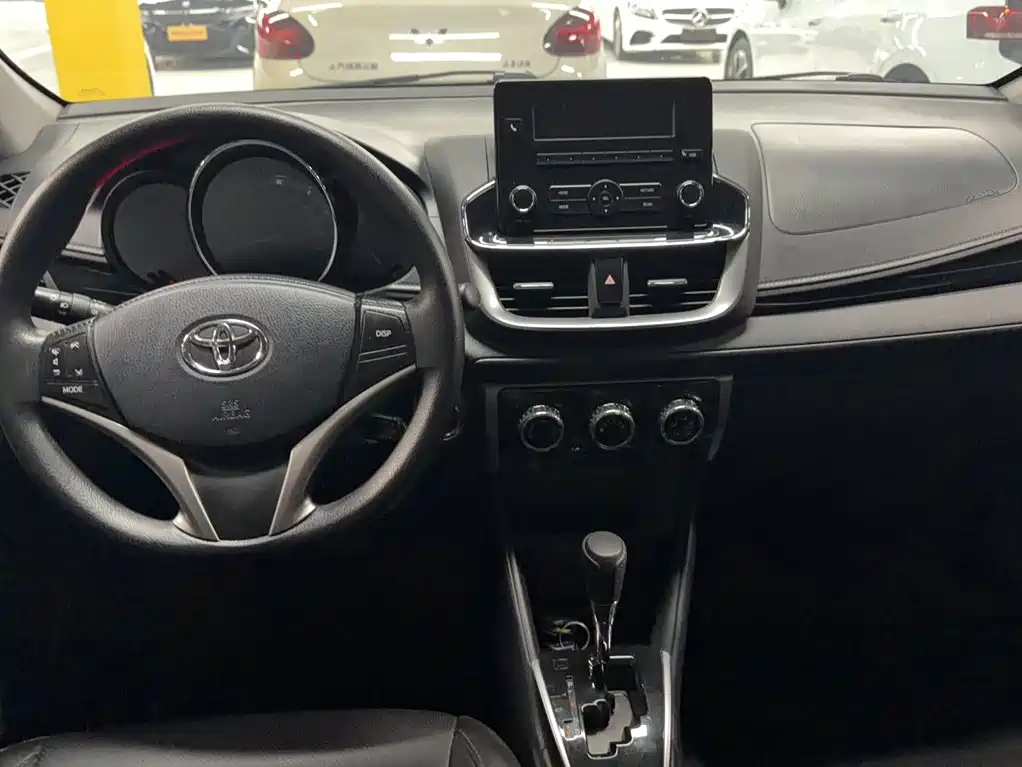 Toyota Yaris L 2022 — фото 10
