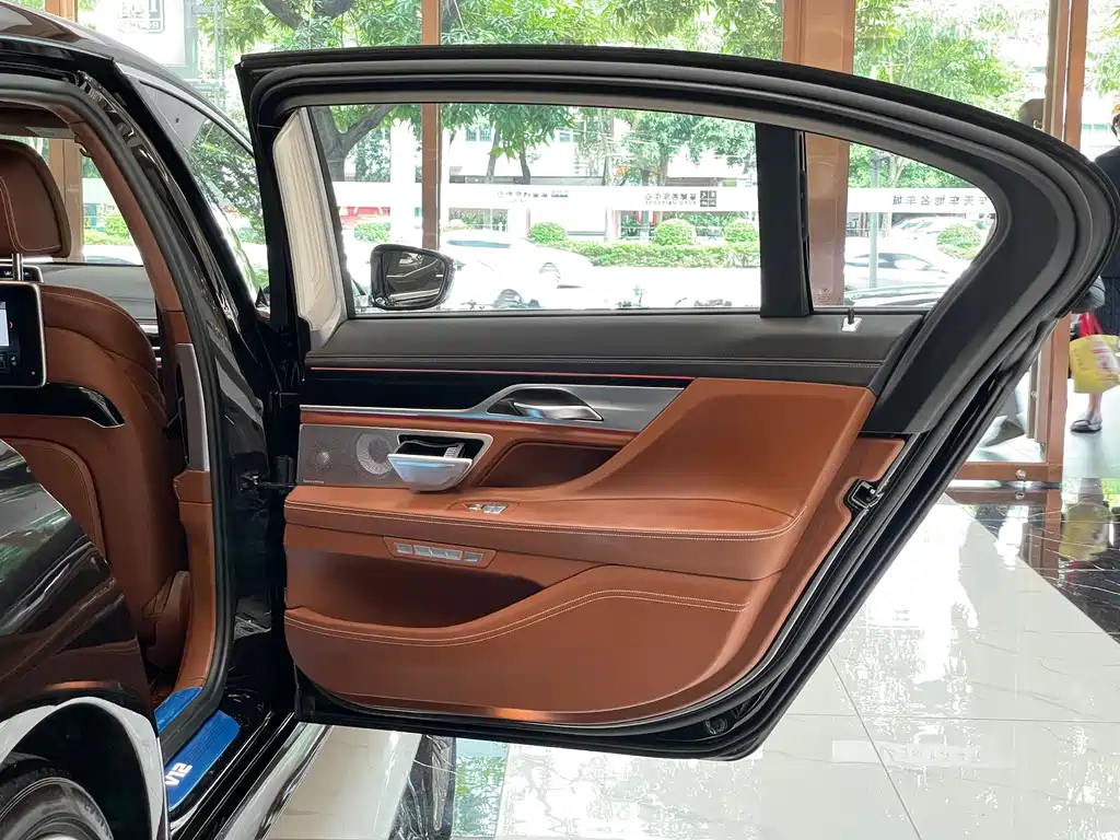 BMW 7 Series 2018 — фото 25