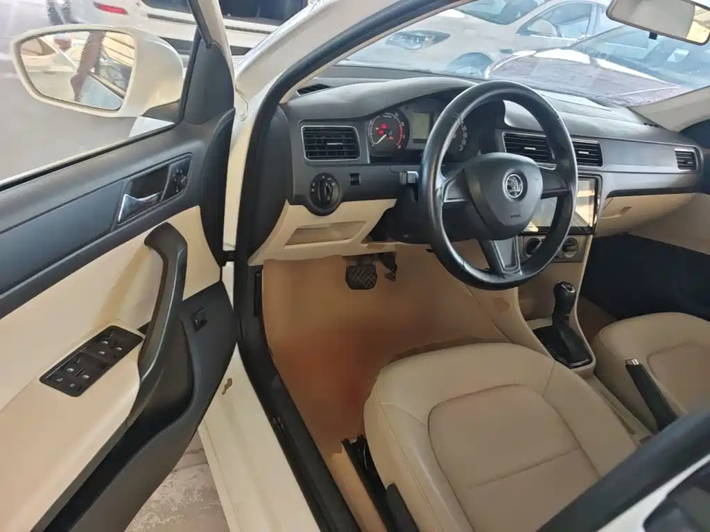 Skoda Rapid 2017 — фото 16