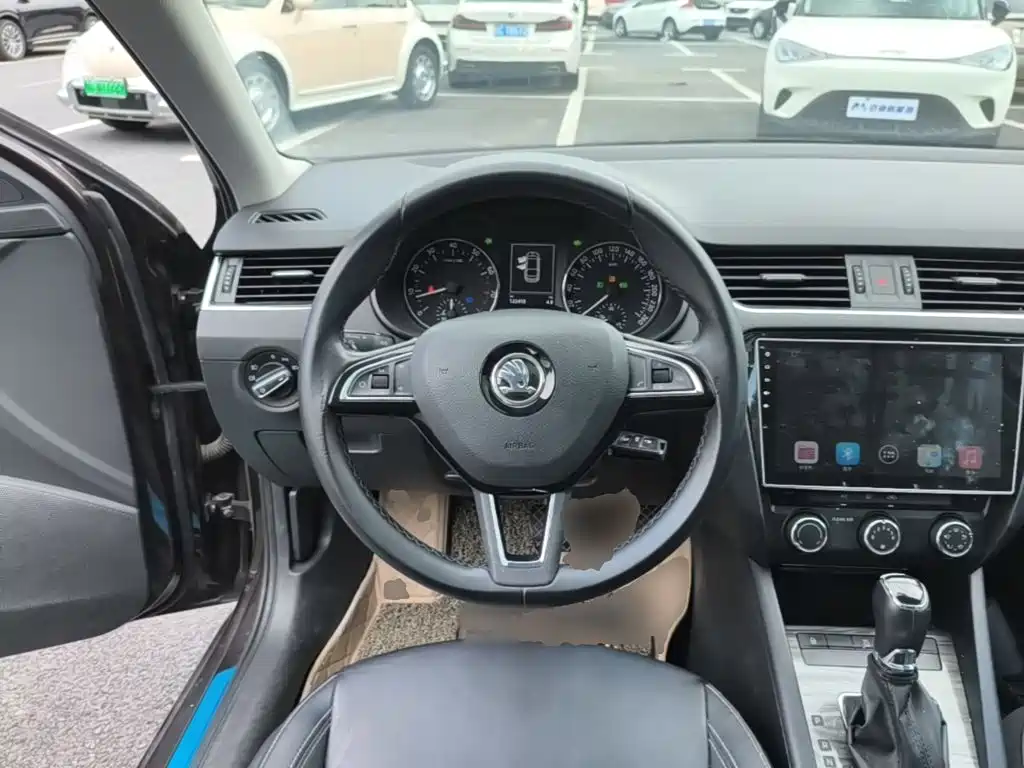 Skoda Octavia 2017 — фото 11