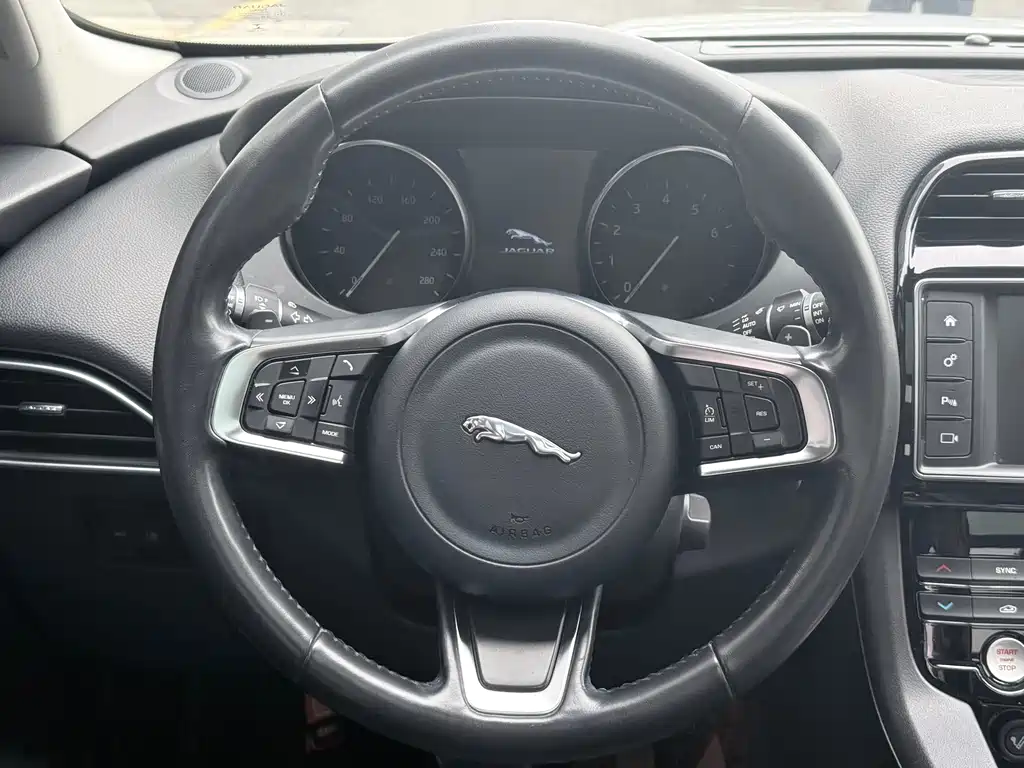 Jaguar F-PACE 2018 — фото 10