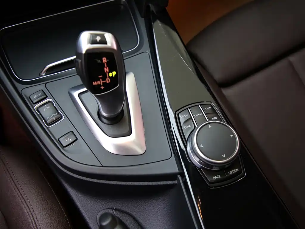 BMW 3 Series 2018 — фото 10