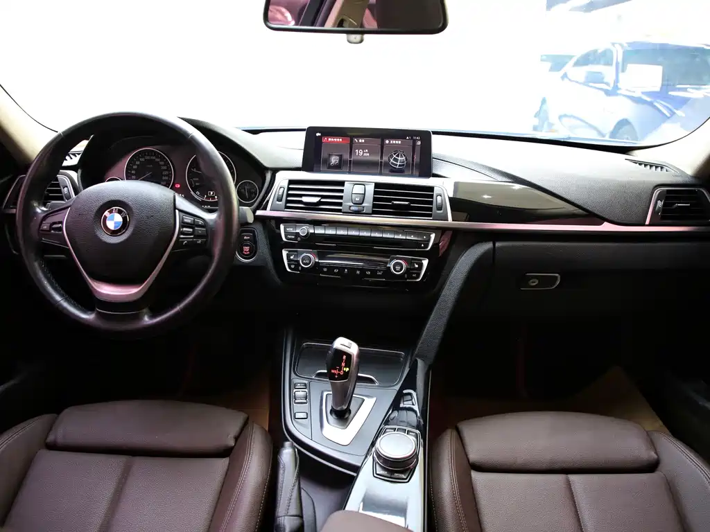 BMW 3 Series 2018 — фото 9