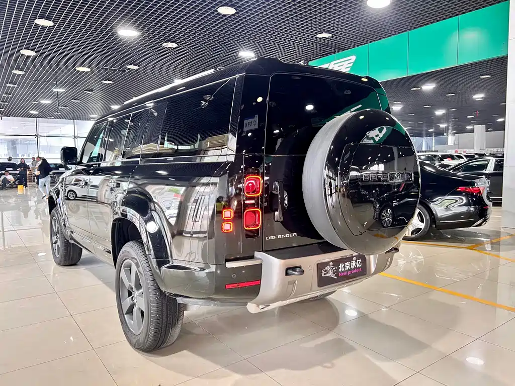 Land Rover Defender 2025 — фото 18