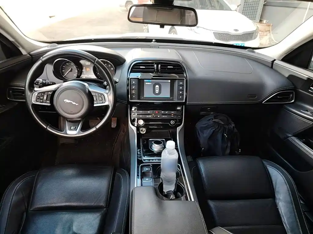 Jaguar XE 2015 — фото 10