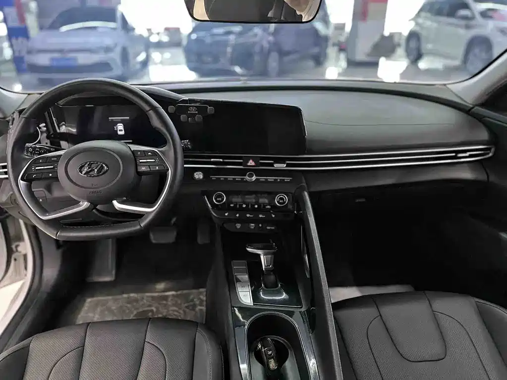 Hyundai Elantra 2023 — фото 11