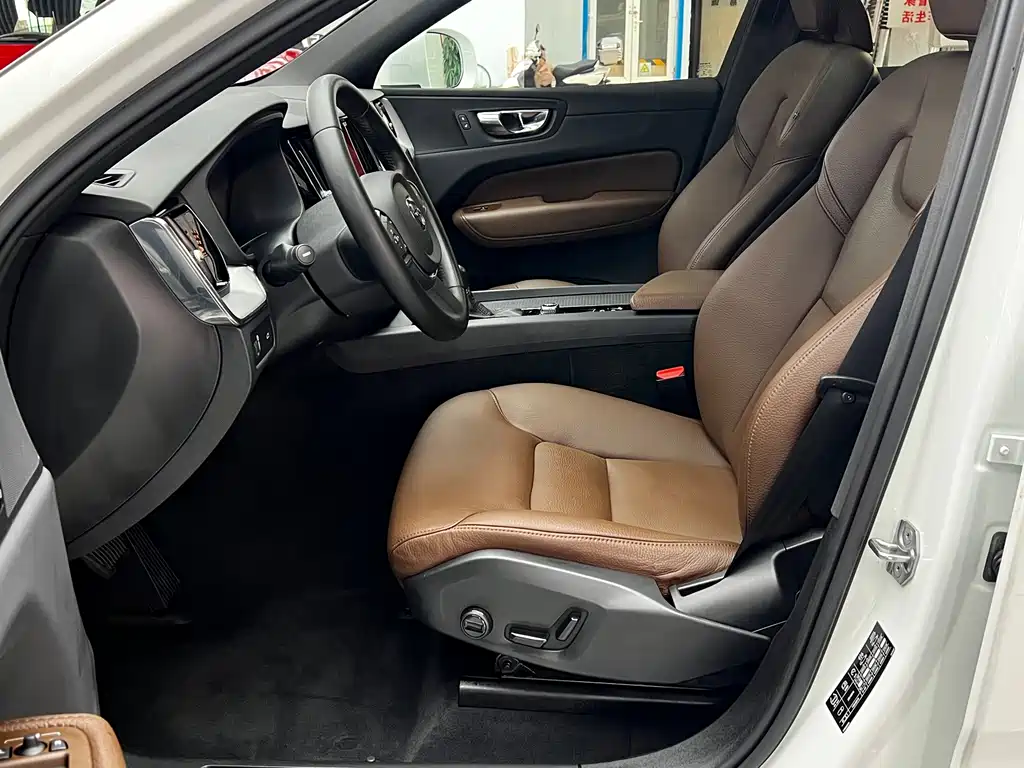Volvo XC60 2020 — фото 12