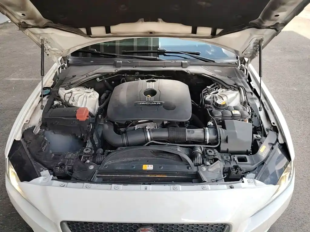 Jaguar XE 2015 — фото 20