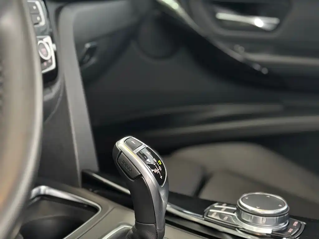 BMW 3 Series 2017 — фото 19