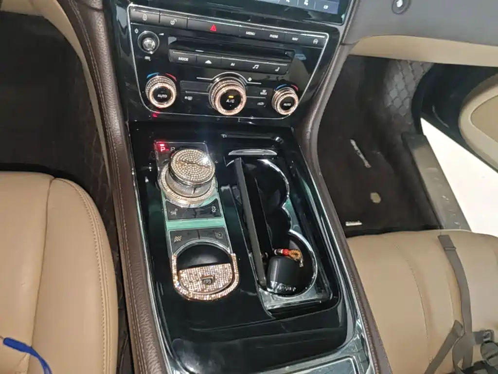 Jaguar XJ 2015 — фото 14