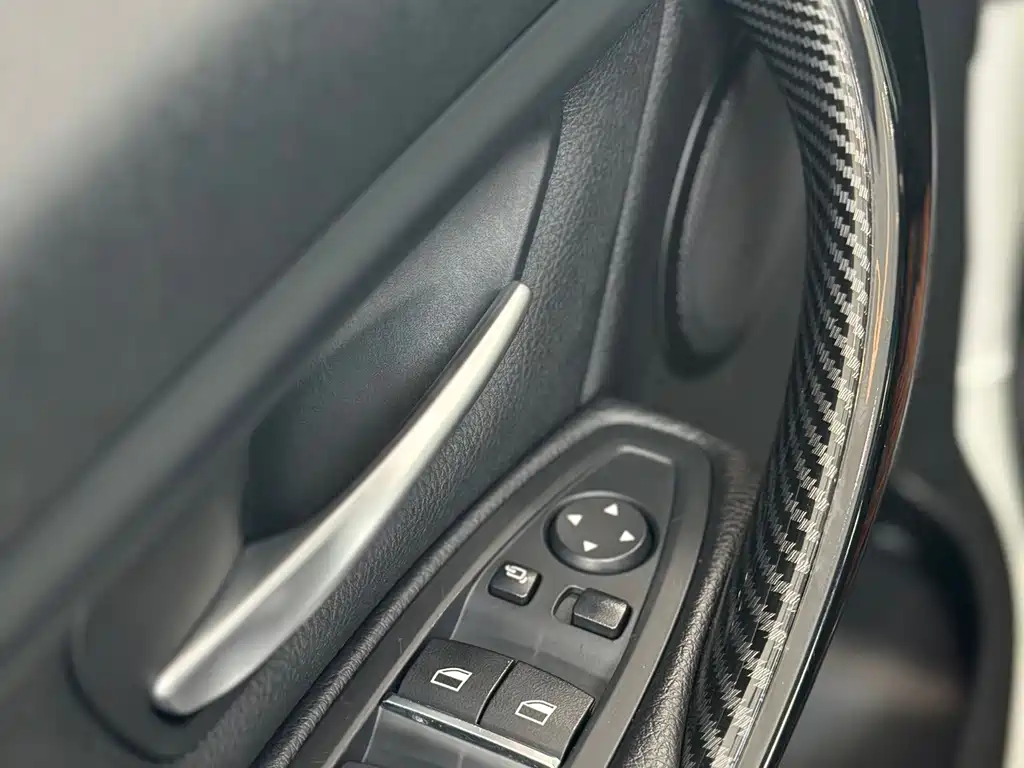 BMW 3 Series 2017 — фото 15
