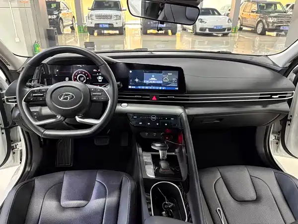 Hyundai Elantra 2023