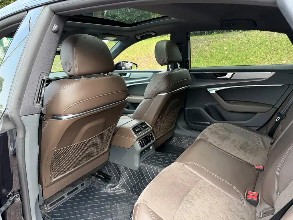 Audi A7L 2023 — фото 11