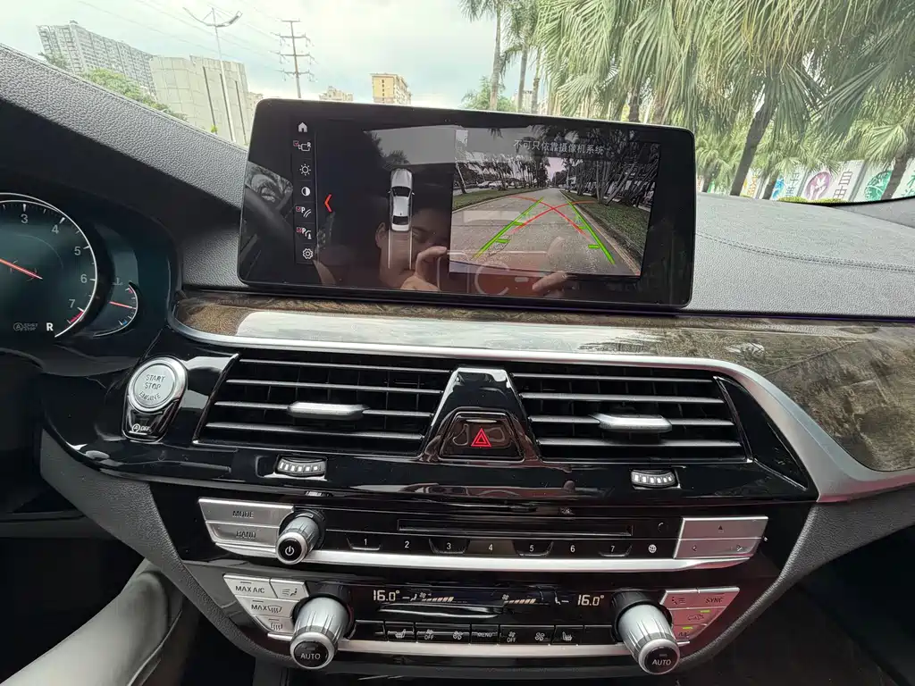 BMW 5 Series 2018 — фото 17