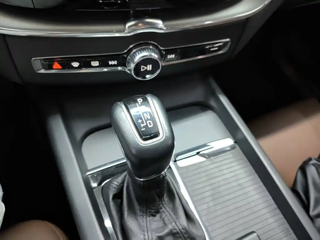 Volvo XC60 2021 — фото 14