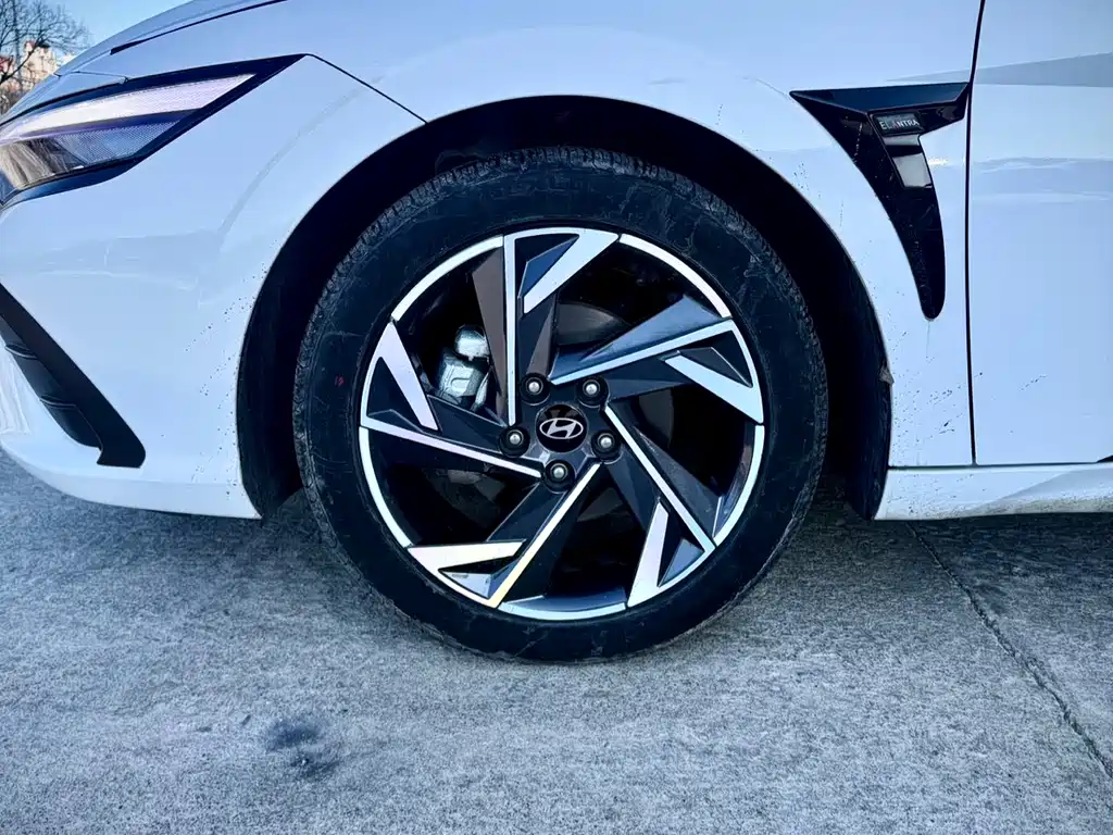 Hyundai Elantra 2023 — фото 9