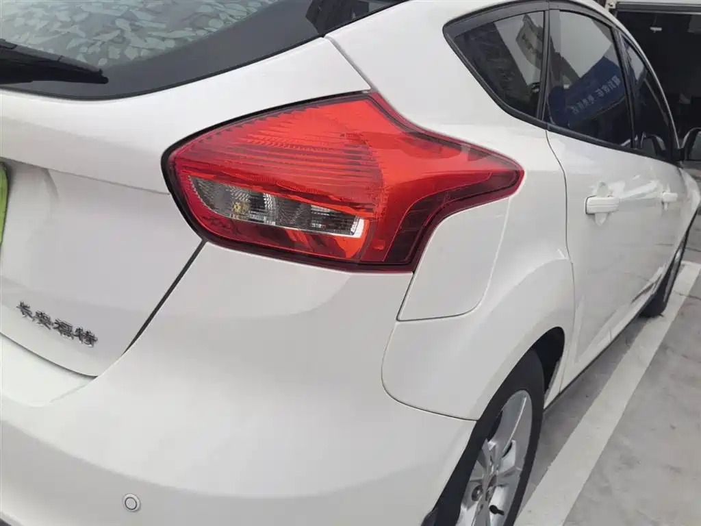 Ford Focus 2015 — фото 8