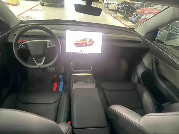 Tesla Model Y 2025