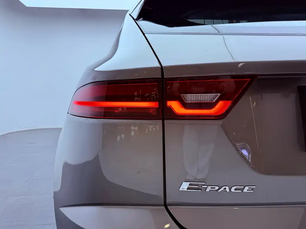 Jaguar E-PACE 2023 — фото 25