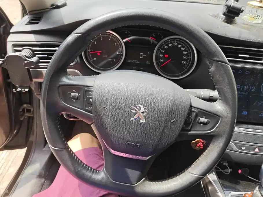 Peugeot 408 2015 — фото 15