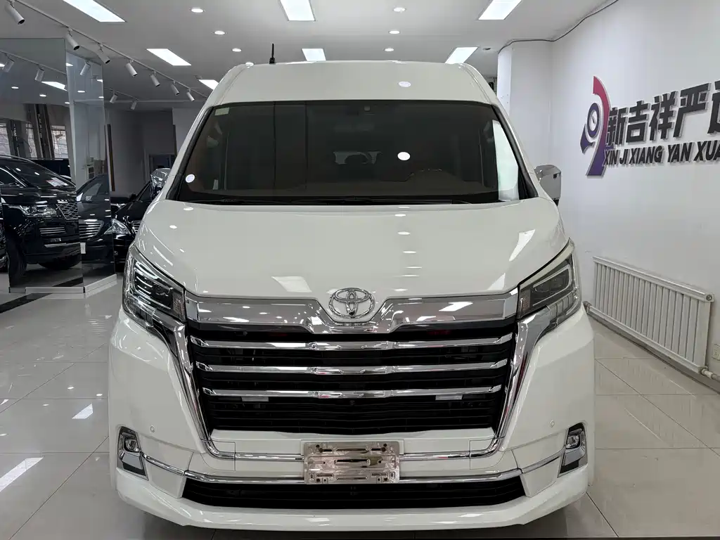 Toyota Hiace 2022 — фото 2