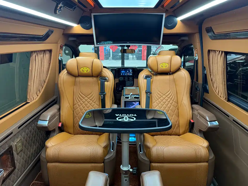 Toyota Hiace 2022 — фото 16