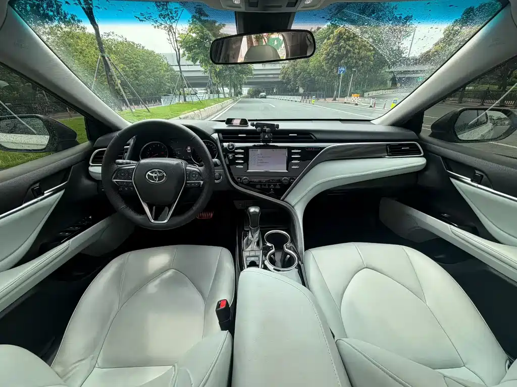 Toyota Camry 2018 — фото 9