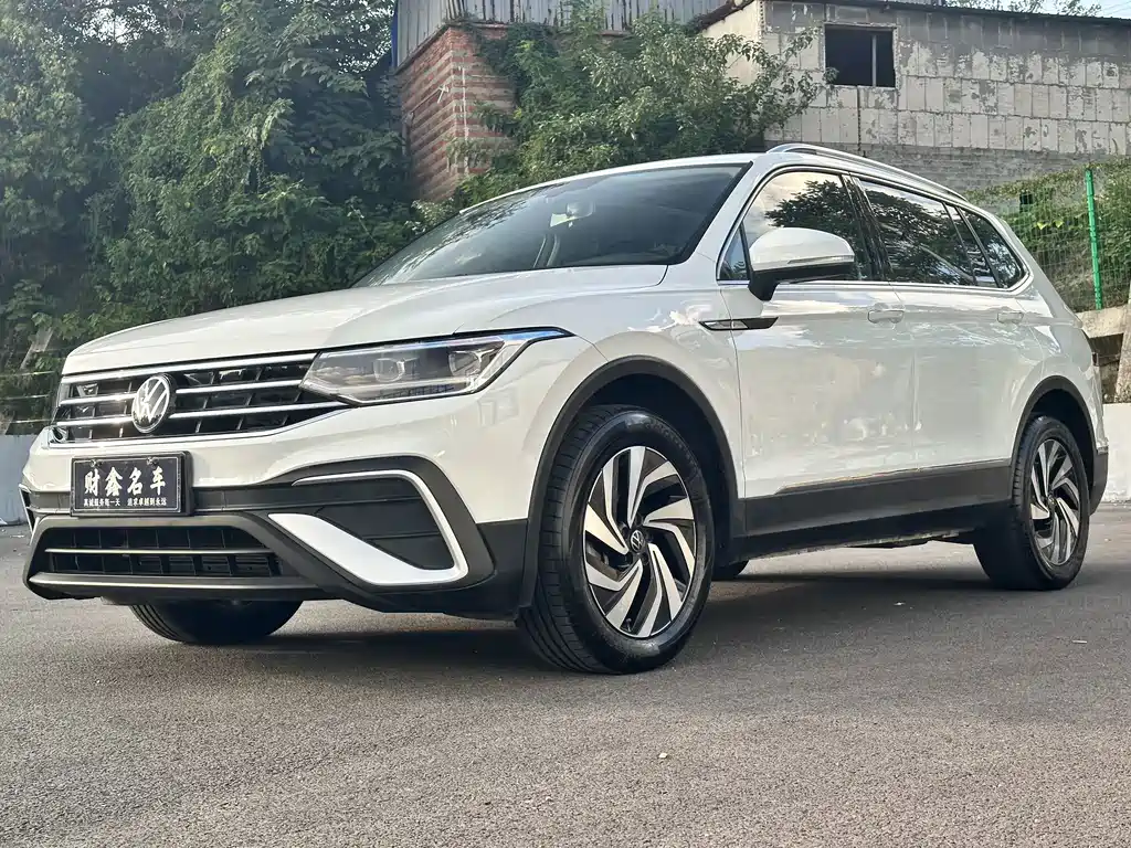 Volkswagen Tiguan L 2023 — фото 1