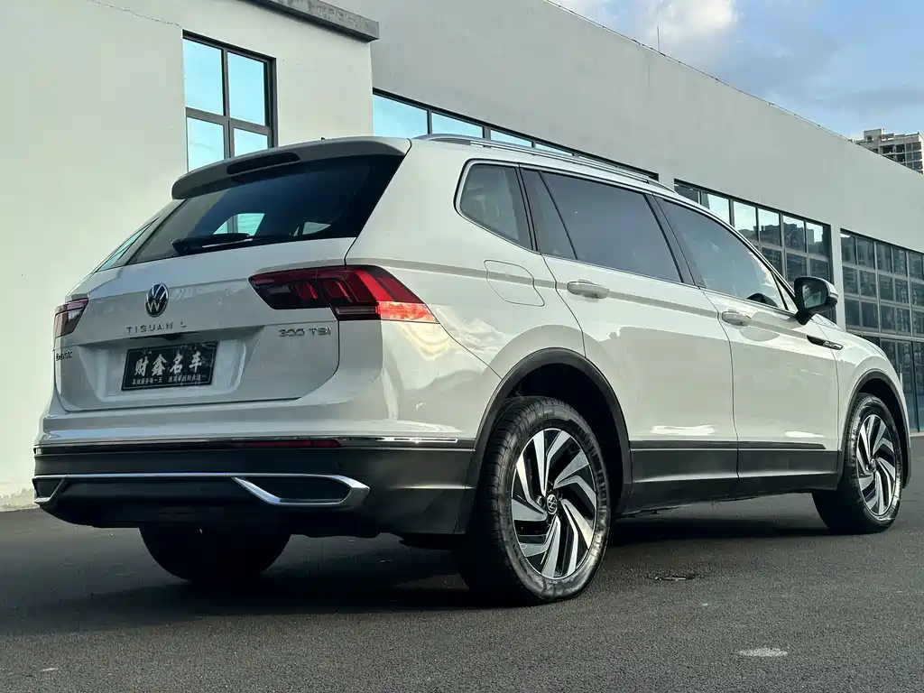 Volkswagen Tiguan L 2023 — фото 9