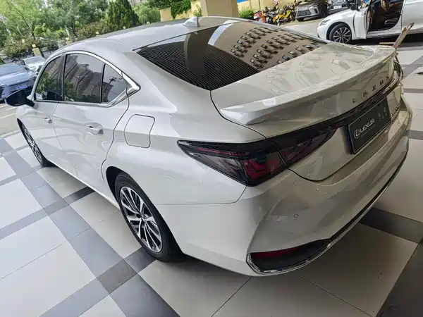 Lexus ES 2025