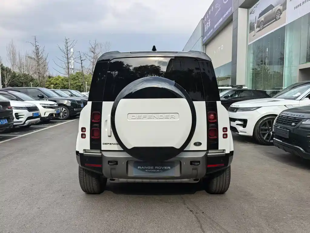 Land Rover Defender 2025