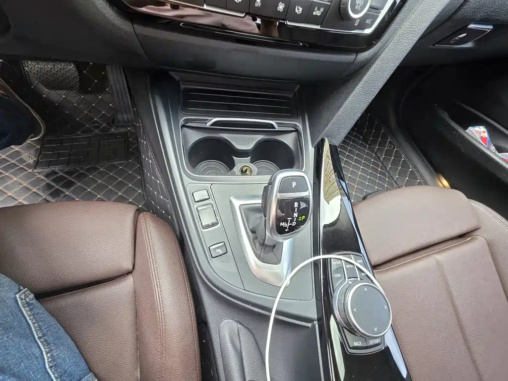 BMW 3 Series 2018 — фото 16