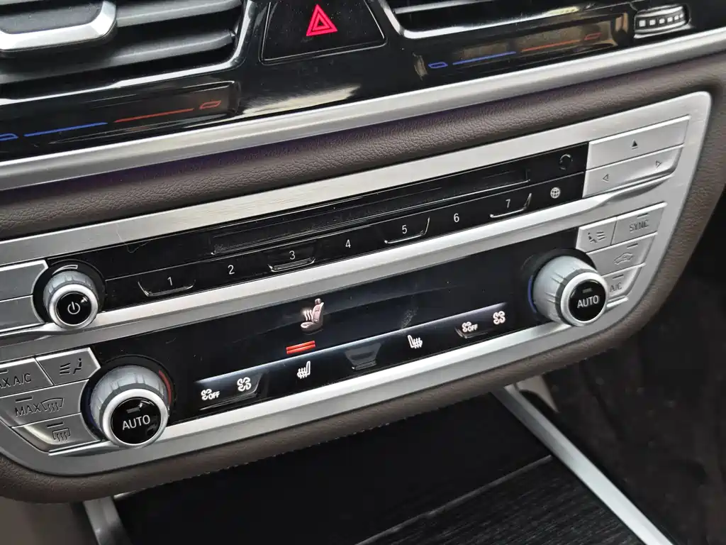 BMW 7 Series 2018 — фото 24