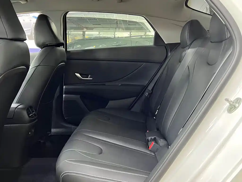 Hyundai Elantra 2023 — фото 17