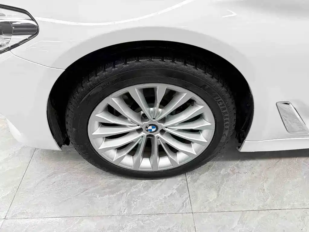 BMW 5 Series 2018 — фото 22
