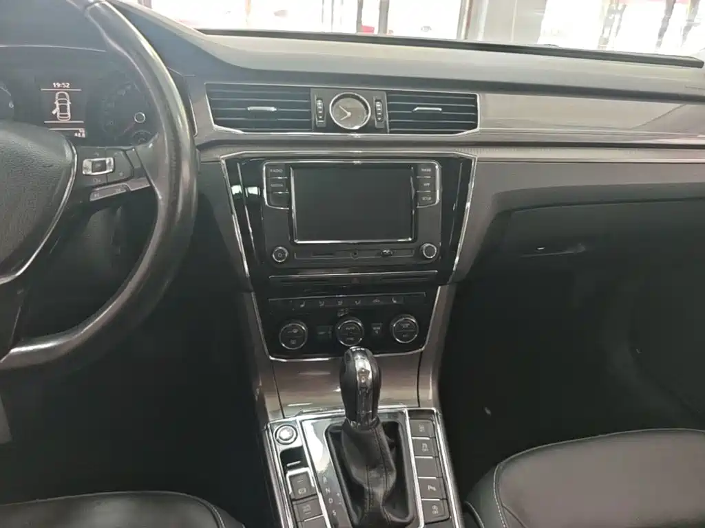 Volkswagen Passat 2017 — фото 13